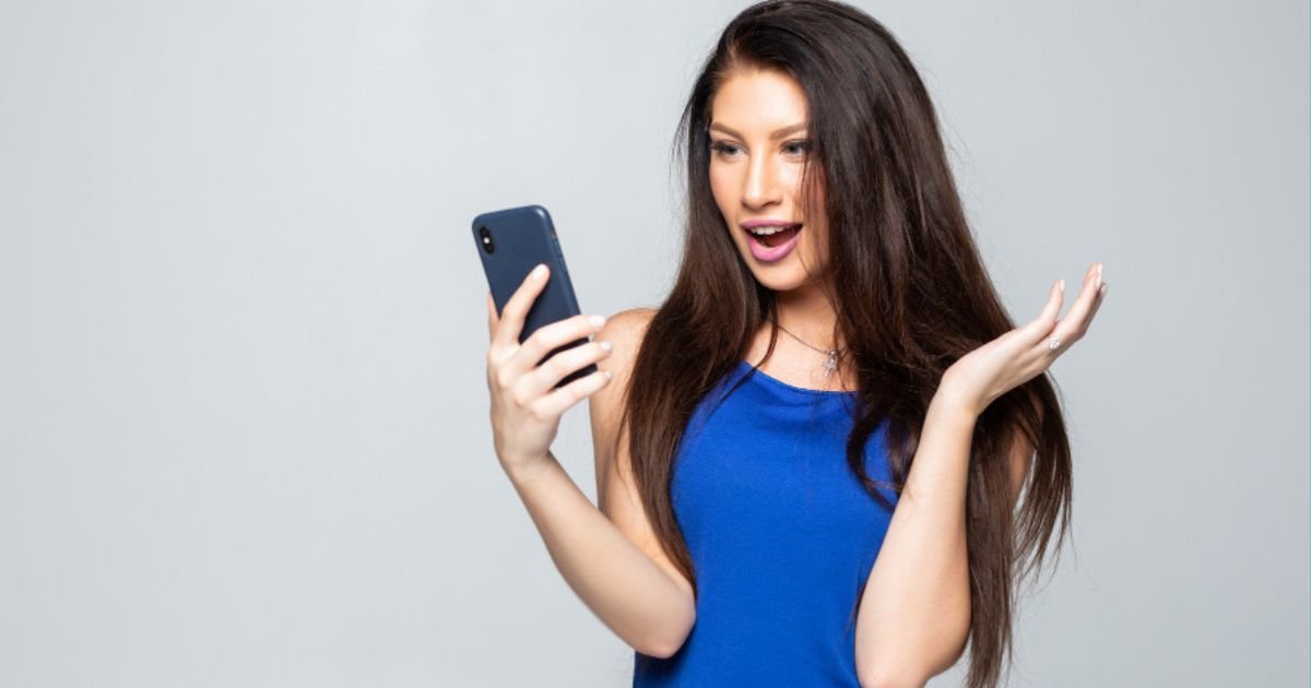 FYE Backs Charge on Credit Card